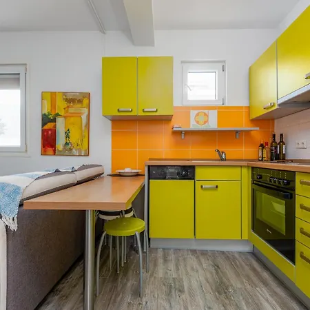 2 Bedroom In Διαμέρισμα Petrcane