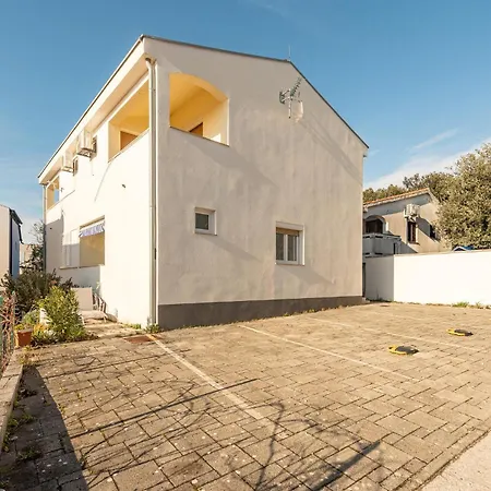 2 Bedroom In * Petrcane