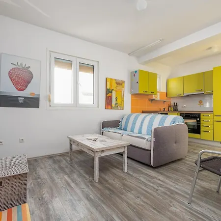 Apartment 2 Bedroom Gorgeous In Petrcane